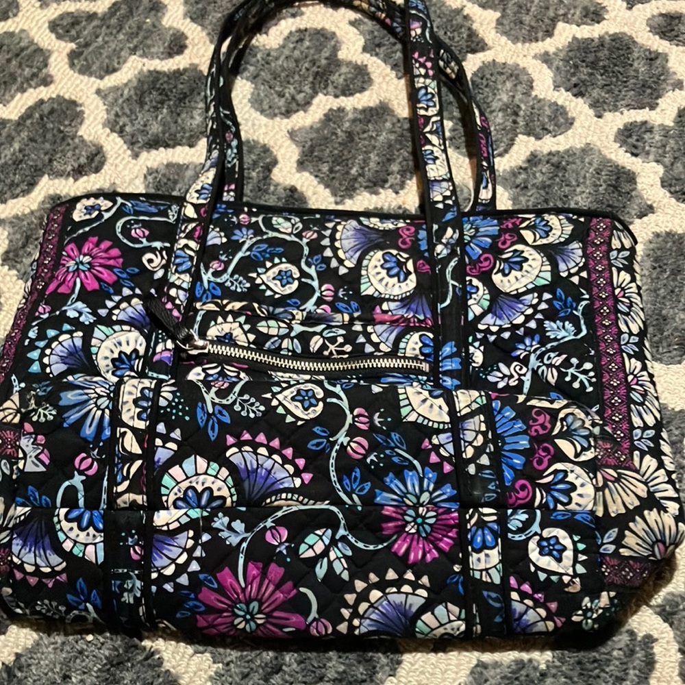Zips shut Vera Bradley arm bag/purse